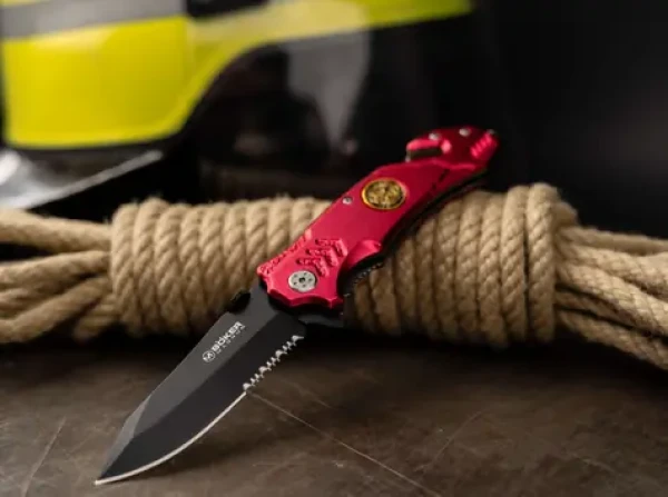 Boker Fire Fighter červená / Kapesní nůž / Ocel 440A / Délka čepele 8,3 cm / Linerlock (01LL470)