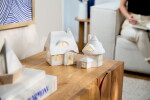 Räder Porcelánový svícen domeček Thatch Large, bílá barva, porcelán