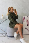 Dámské šaty s kapucí 68470 Khaki zelená - K-Fashion UNI khaki-tm.Zelená