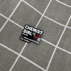 Pinarna.cz Chemist girl (noun) - 1. Like a normal girl, but cooler. / Holka chemička (podstatné jméno) – 1. Jako normální holka, ale víc cool.