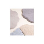 PLUSH NEST PLUSH NEST Dětská hrací podložka Nadýchaný květ – šedý beránek