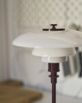 Louis Poulsen Stolní lampa PH 3/2 Glossy Burgundy, červená barva, sklo, kov, plast