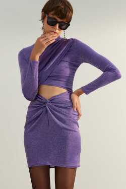Trendyol fialové vypasované lesklé vystřižené okno detailní elegantní večerní šaty