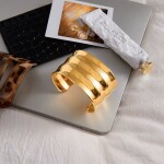 ELENYS Monolith Textured – pozlacený náramek 18K žluté zlato Délka náramku: Průměr 6,3 cm / Pro zápěstí 16,5-18,5 cm