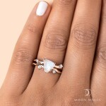 Royal Fashion prsten 18k zlato Vermeil GU-DR24615R-ROSEGOLD-MOONSTONE-SAPPHIRE Velikost: 5 (EU: 49-50)