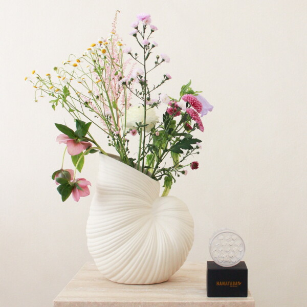 Ferm Living Exkluzivní set: váza Shell Pot + aranžovací kroužek Hanataba, bílá barva, plast, keramika