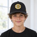 Outerstuff Dětská kšiltovka Boston Bruins NHL 2025 Draft Authentic Pro Structured Adjustable Meshback Draft Podium Hat