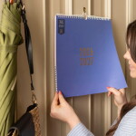 Busy B Nástěnný kalendář s perem Weekly Blue 2026/27, modrá barva