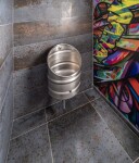 SANELA - Pisoár KEG s integrovaným automatickým splachovačem, antivandal, napájení z baterie 6V, nerez SLPN 10EB