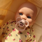 Konges Sløjd Panenka pro děti First Muro Blu, žlutá barva, plast