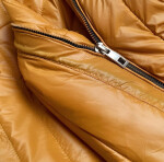Prošívaná dámská bunda v hořčicové barvě s kapucí model 16149508 Žlutá S (36) - ATURE