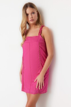 Trendyol růžové rovné mini šaty s tkanou podšívkou a krajkovým detailem