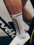 Běžecké kompresní ponožky Compressport Aero Socks 2.0 - White/Black Velikost: EU 42-44
