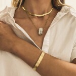 Pevný bangles náramek Mabel Gold - ocel, aztécký geometrický vzor, Zlatá