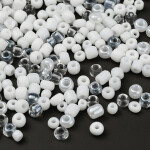 Skleněný rokajl - 12/0 a 8/0 - krabička - bílý a stříbrný mix - Ø ~ 2 - 3 mm - 1 ks