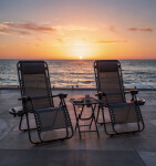 Sada 2 polohovacích zahradních židlí se stolem - šedá