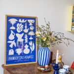 Bella Rose Plakát Family Treasures Beige / Blue 30 x 40 cm, modrá barva, papír