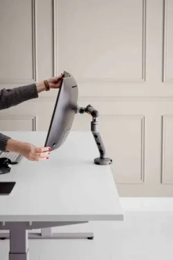 BakkerElkhuizen BE Flexible Single tmavě šedá / Stolní rameno pro monitor / VESA 75x75-100x100mm / nosnost 10 kg (BNEBFSDG)