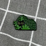 Pinarna.cz Černá kočička v zelených keřích