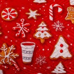 DumDekorace Vánoční přehoz, červený, s motivem vánočního pečiva Šířka: 220 cm | Délka: 240 cm