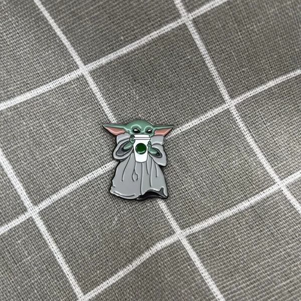 Pinarna.cz Grogu popíjející/usrkávající kafíčko (ze seriálu Mandalorian)