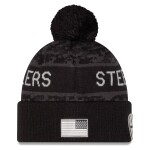 New Era Pánská zimní čepice Pittsburgh Steelers NFL 2026 Salute To Service Cuffed Knit Hat with Pom