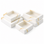 Cake star Elegantní bílá krabice s okénkem Pure – laminovaná 30 x 30 x 5,5 cm