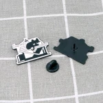 Pinarna.cz Lazy cat / Líná kočka odpočívající na stole