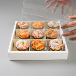 Cake star Cukrářská krabice s průhledným víkem a dělící vložkou 25x25x10cm