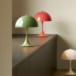 Louis Poulsen Přenosná lampa Panthella 250 Opaque Moss Green, zelená barva