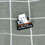 Pinarna.cz Bílá kočka u počítače - Go away I´m introverting / Jdi pryč, mám svůj introvertní čas