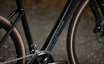 Rock Machine Lukk CR 80, model 2025, rám 19" (M), barva Gloss Metallic Black - ZDARMA dopravné, odborná montáž, seřízení a dárkový poukaz na nákup příslušenství! (Záruka nejlepší ceny! Nakupujte u autorizovaného prodejce!)