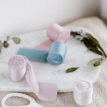 Bella Rose Saténová stuha 4 cm – Duck Blue (4,5 m), modrá barva, textil