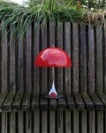 Louis Poulsen Přenosná lampa Panthella 250 V3 Opal Red / Chrome, červená barva