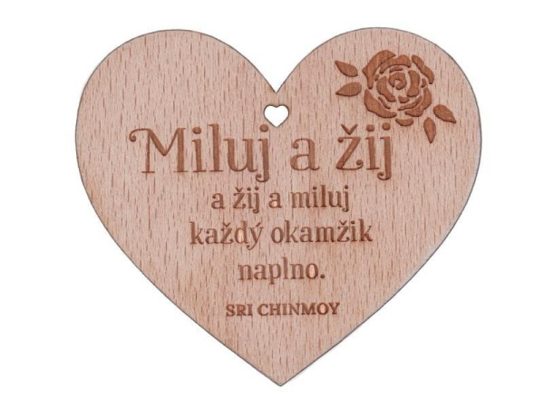 Dřevěné srdíčko Miluj a žij a žij a miluj každý okamžik naplno - Sri Chinmoy