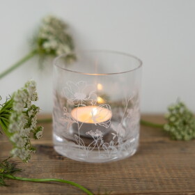 Storefactory Skleněný svícen na čajovou svíčku Blomsteräng 8 cm, čirá barva, sklo