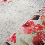 DumDekorace Protišmykový koberec červenej farby s kvetmi