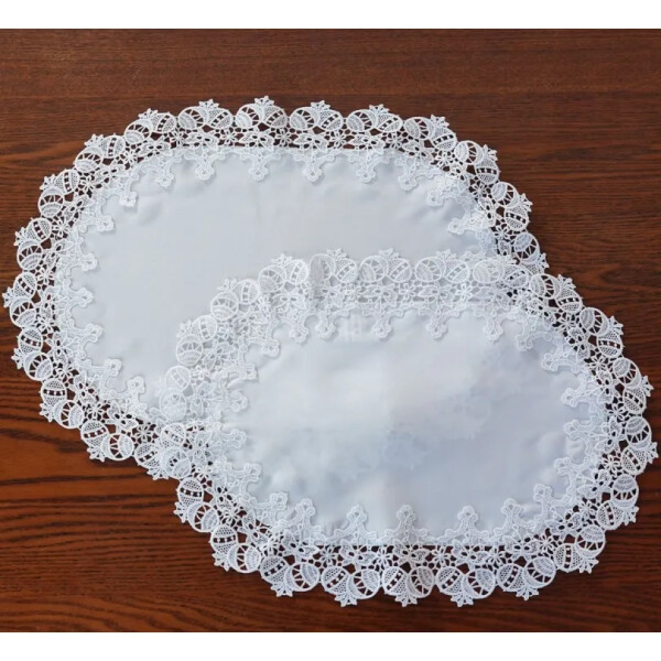 DumDekorace Bílý velikonoční ubrus - oválný s krajkou a vzorem velikonočních vajíček Průměr 40 cm