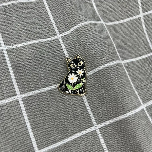 Pinarna.cz Černá kočička s bílými květinami