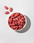 Vilgain Mandle v čokoládě – bílá čokoláda v malinovém prášku 250 g