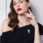 Luxusní brož s perleťovým květem a třpytivými zirkony, Zlatá