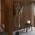 Louis Poulsen Přenosná stmívatelná lampa VL 45 Radiohus / Glossy White Opal Glass, bílá barva, sklo, kov, kůže