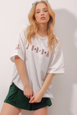 Trend Alaçatı Stili Women's White Crew Neck Embroidered Two Thread Unisex Oversize T-Shirt