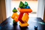 Kebo Toys Wedge it skládací pyramida duhové barvy 15 kusů