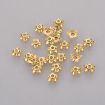 Kovový kaplík - květina - starozlatý - 6,5 x 6,5 x 2 mm - 1 ks