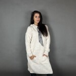 HOSH Pletené šaty EVELYN s kapucí Barva: Bílá