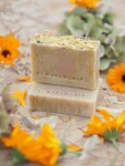 Almara Soap Přírodní mýdlo Babiččina zahrádka, žlutá barva