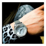 GUESS hodinky Silver-Tone Logo Analog Watch Stříbrná