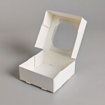 Cake star krabička bílá s okénkem nízka 9x9x3,5cm