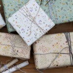 Det Gamle Apotek Balicí papír Flowerdays – 5 m, béžová barva, textil